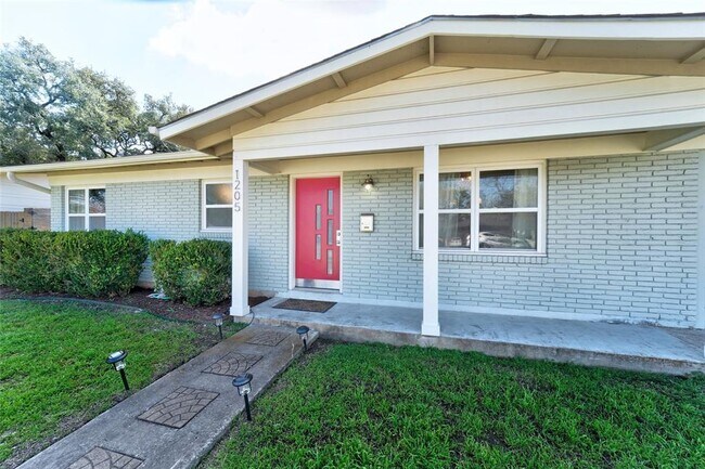 Building Photo - 1205 W Oltorf St