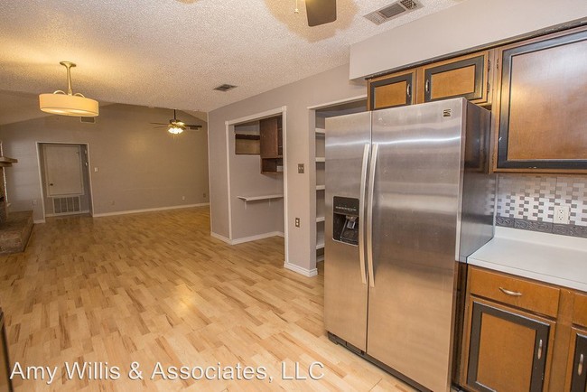 Building Photo - 5925 Parkview Dr