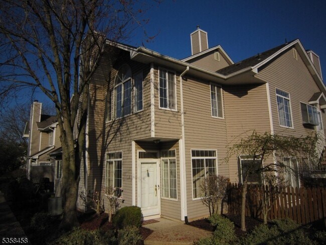 Building Photo - 2 Birchwood Rd