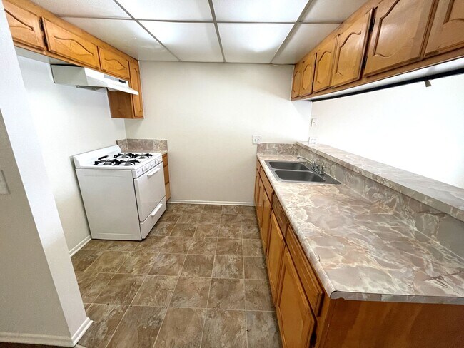 Foto del edificio - 2 bedrooms, 2 baths, 2 parking spaces! Cen...