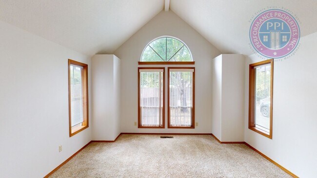 Building Photo - Single Level Ranch, Central Air, Large Yar...