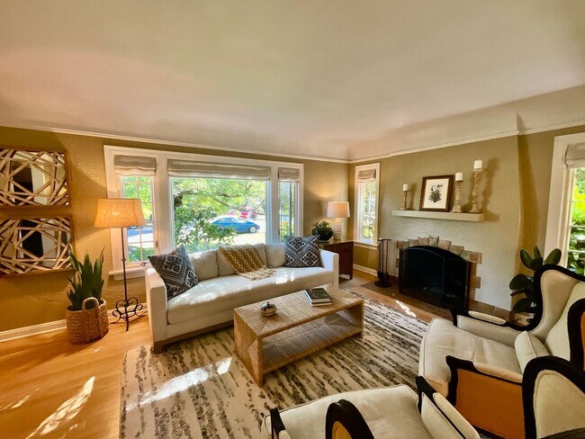 Building Photo - Bright & Charming Madison Park Home – 3 Be...