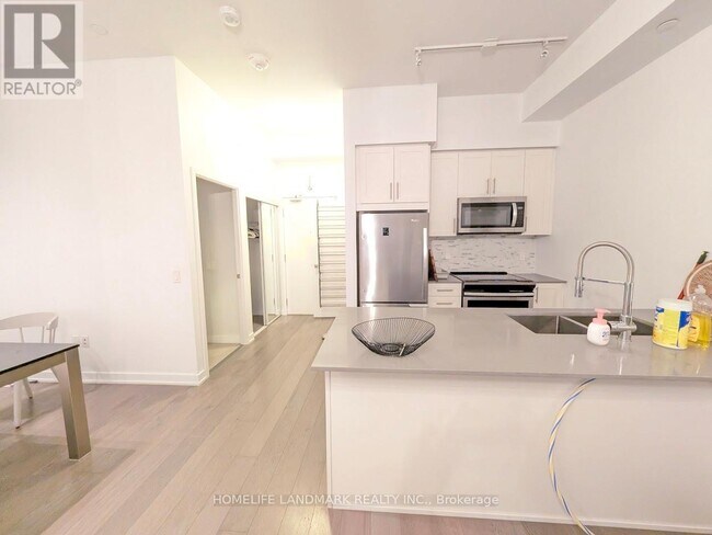 Photo du bâtiment - 4055 Parkside Village Dr
