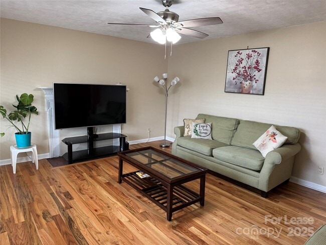 Building Photo - 632 Main St