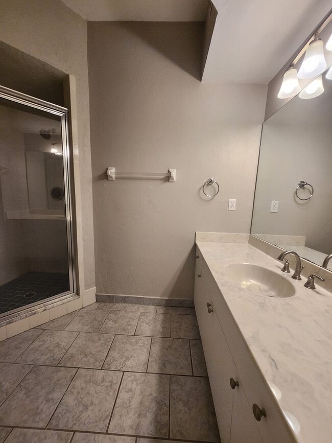 Building Photo - Move in Ready in NW Gainesville!