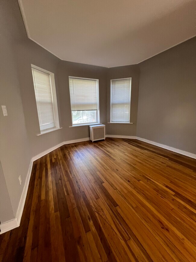 Living room - 4718 N Laramie Ave