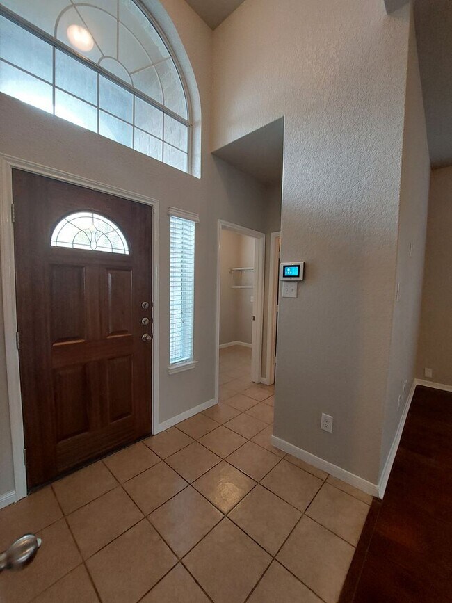Foto del edificio - Lovely 4 Bedroom Home with Master Downstai...