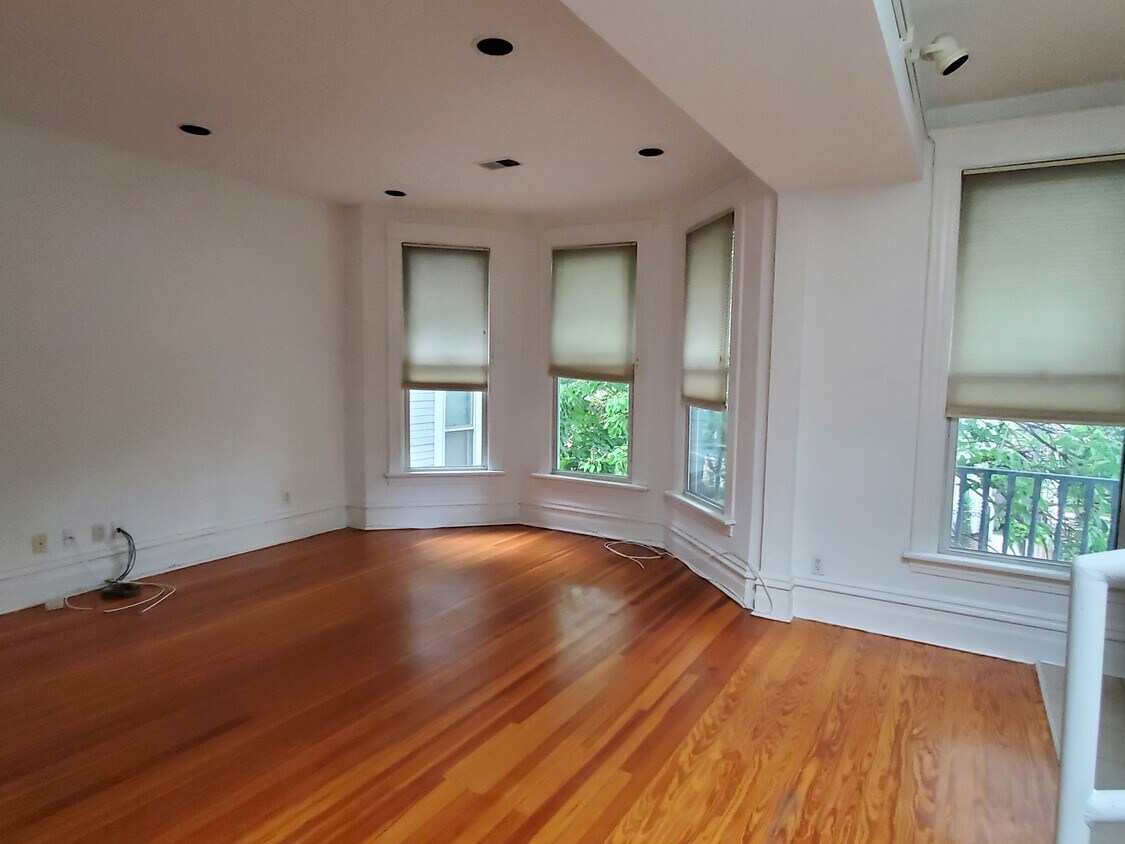 Primary Photo - 1247 W Barry Ave