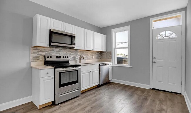 Foto del edificio - Townhome available in a convenient location.