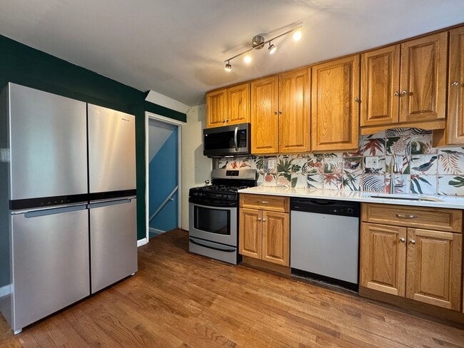 Foto del edificio - Spacious 3 Bed 2 Bath Semi-Detached Brick ...