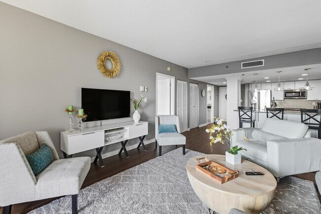 Foto del edificio - 300 S Duval St