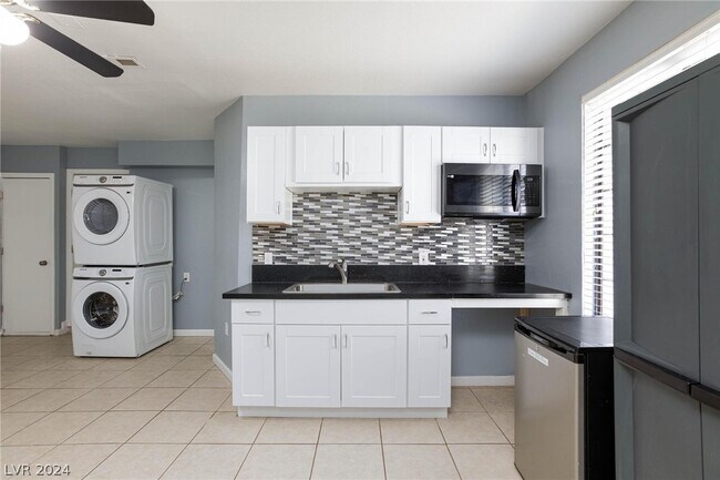 Foto del edificio - 6445 Peachwood Rd