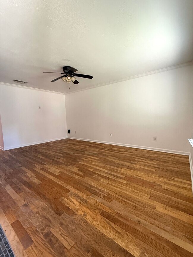 Building Photo - Now Available – Fully Remodeled 3 Bed / 2 ...