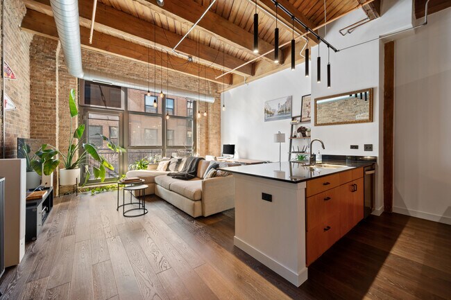 Foto del edificio - 1040 W Adams St