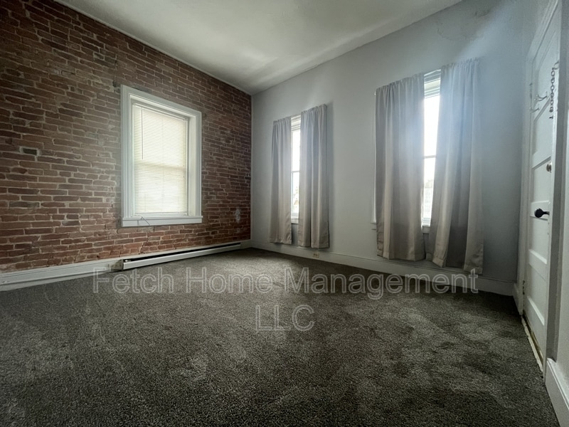 Primary Photo - 107-109 East Main Street - 5