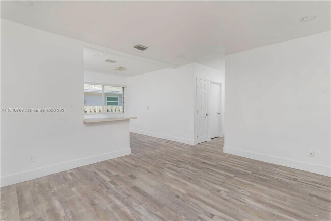 Building Photo - 181 NE 168th St # 2