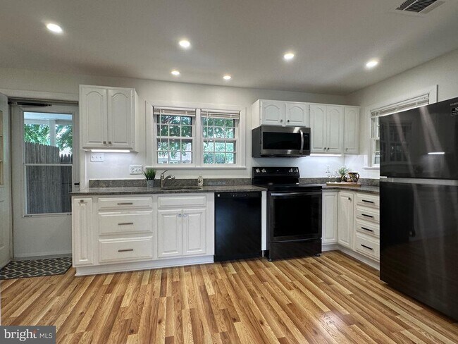 Foto del edificio - 411 Hampton Ct