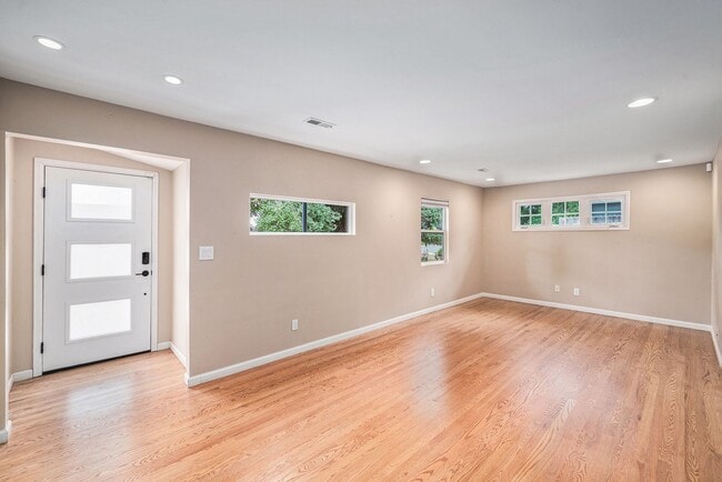 Building Photo - Beautifully renovated home in Montclair wi...