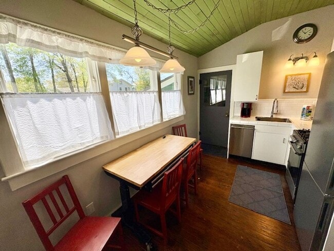 Building Photo - 516 East St