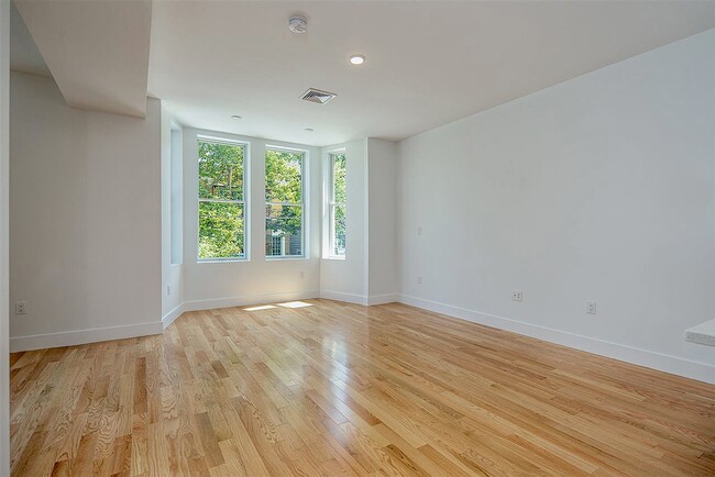 Building Photo - 57 Hudson Pl