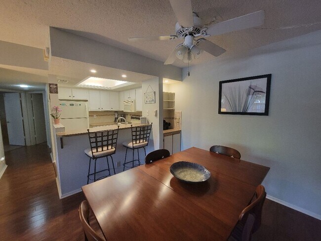 Building Photo - Lovely bottom floor UN-furnished condo Por...