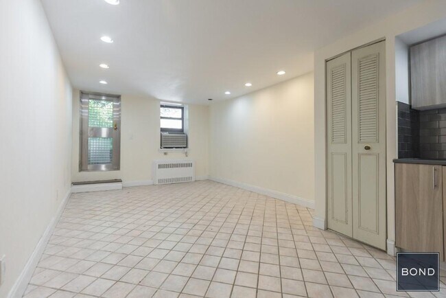 Building Photo - 330 E 93rd St