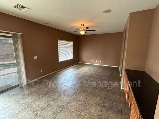 Foto del edificio - 10702 N 161st Ave