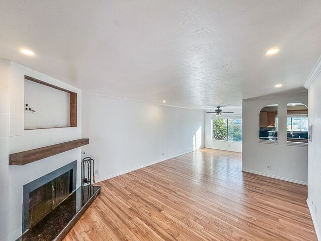 Building Photo - Beautiful 2BD/2BA W/ Private Balcony and In-Unit Laundry in Midway District!