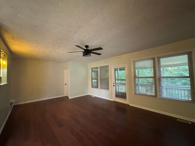 Foto del edificio - Charming 3 Bed, 2 Bath Fayetteville Home
