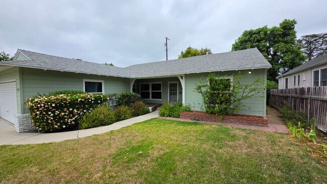 Foto del edificio - Sherman Oaks 3+2 w/great backyard + all ap...