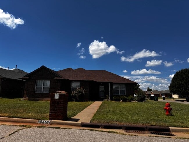 Photo - 3bed 2bath located in Mustang School District! House