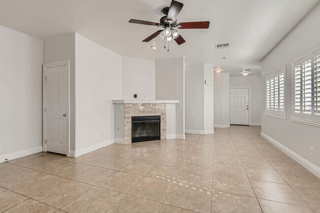 Foto del edificio - 5 Bedroom in Silverado Ranch!