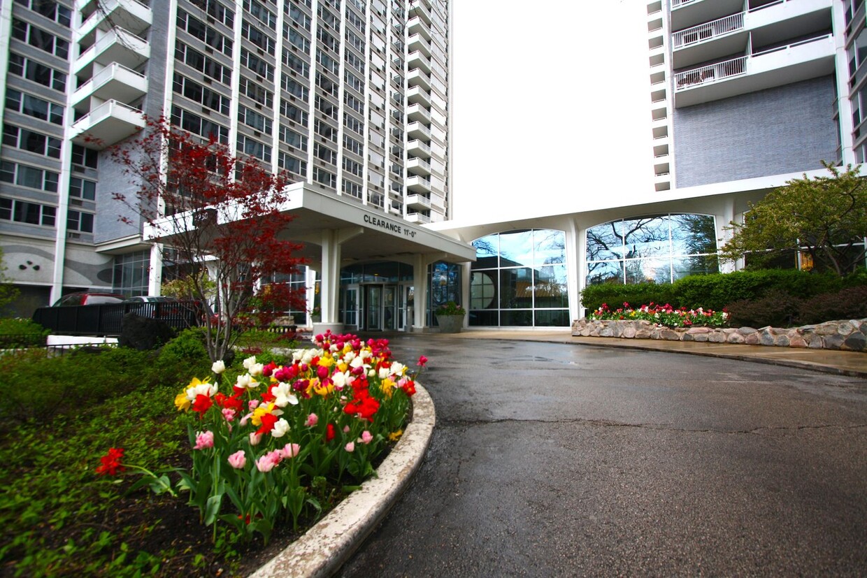 Foto principal - Updated 1 Bed, 1 Bath Steps to the Lake Av...