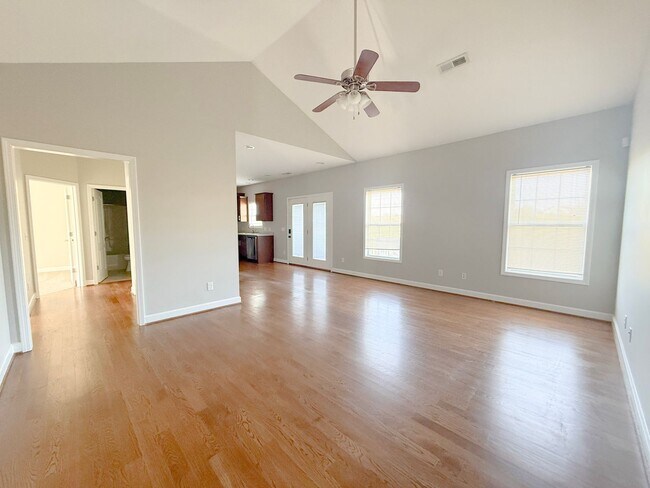 Foto del edificio - Spacious 4-Bedroom Home with Large Yard and Dual Garages in Cookeville