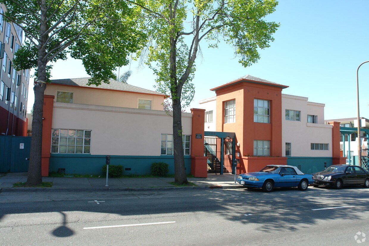 Foto del edificio - Erna P. Harris Court
