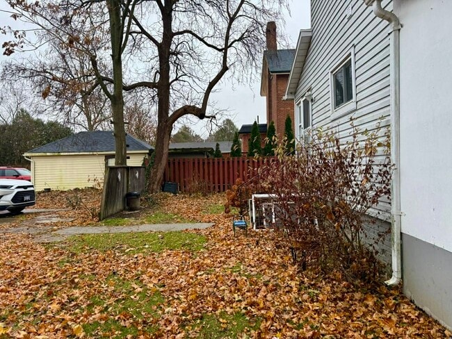 Building Photo - 135 William St N