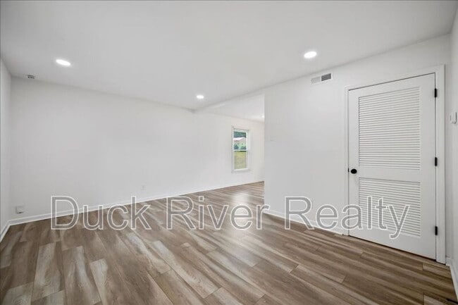 Building Photo - 519 Woods Dr