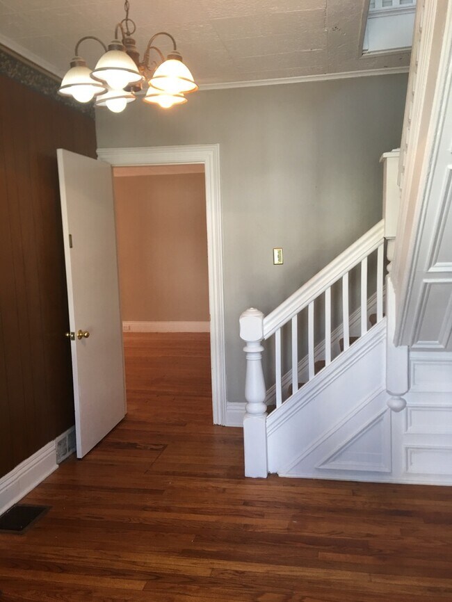 Foto del edificio - Gorgeous 5 bedroom 2 bath located on friendly neighborhood for rent!!!