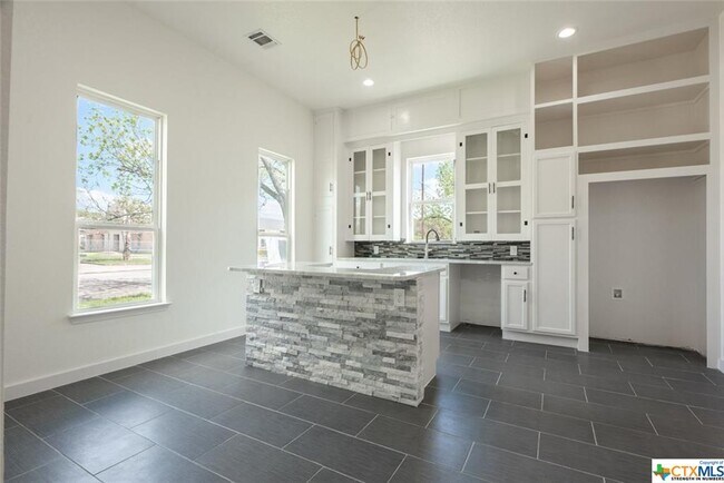 Foto del edificio - 310 E Main St