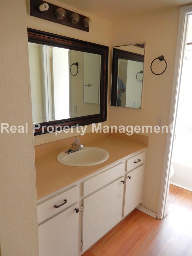 Foto del edificio - AVAILABLE JULY - Comfortable 4 Bed / 3 Bat...