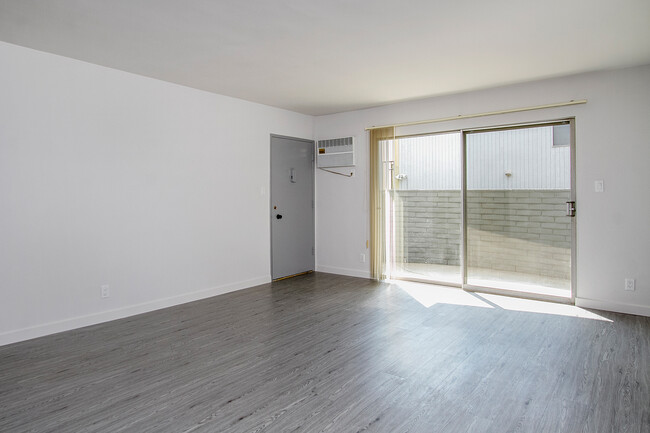 Building Photo - 450 S LOS ROBLES Ave