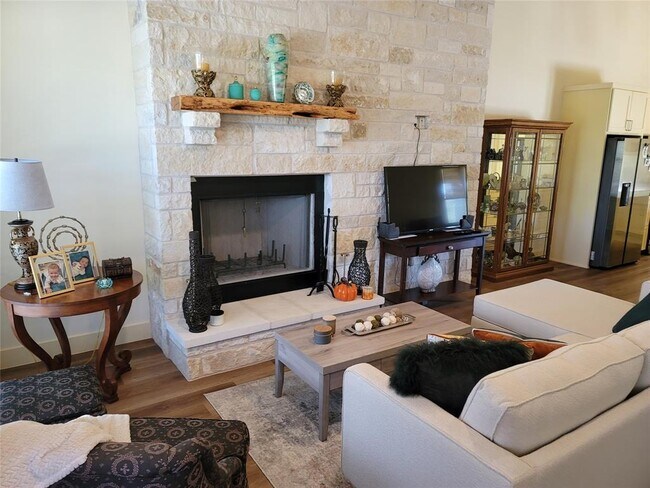 Foto del edificio - 1248 Lakeshore Dr