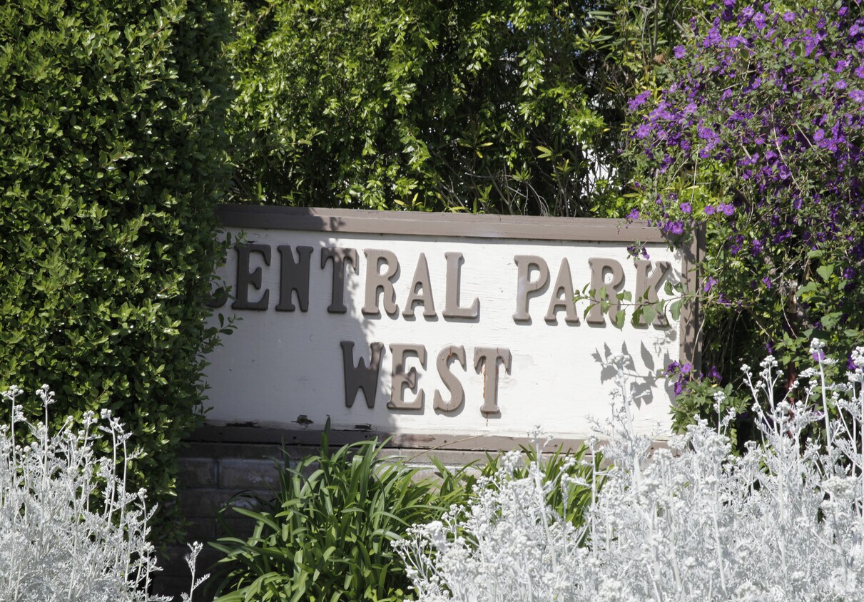 Building Photo - Central Park West