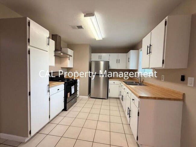 Foto del edificio - Spacious 4-Bedroom Home with 2-Car Garage & Backyard Oasis