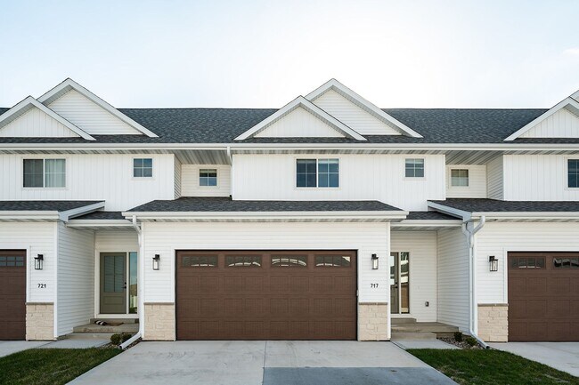 Building Photo - Large townhouse with plenty of room with e...