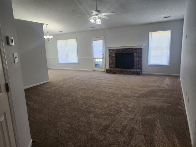 Foto del edificio - 210 Rivershore Dr