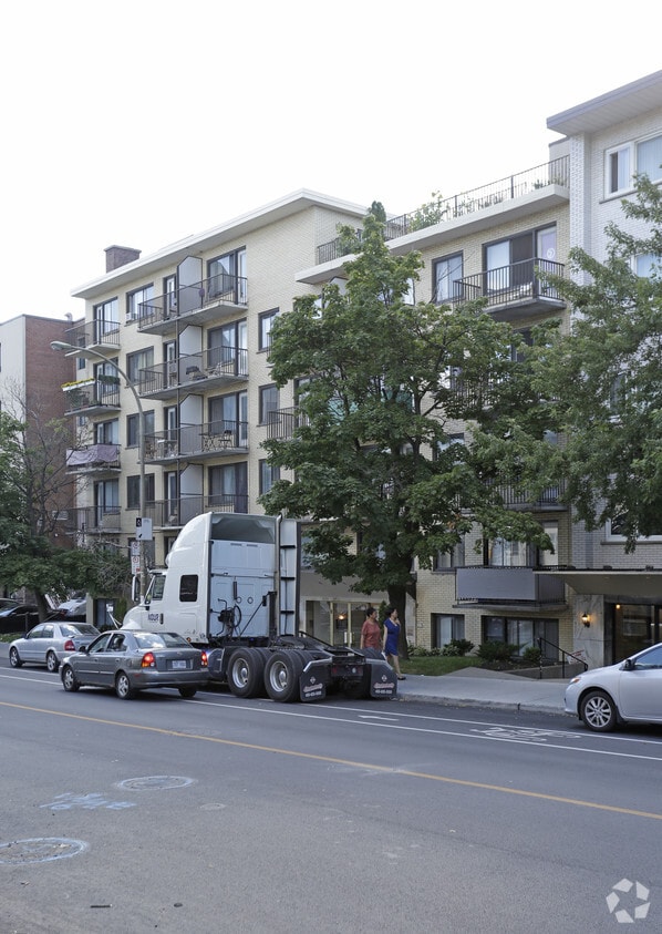 Building Photo - 3525 Boul Édouard-Montpetit