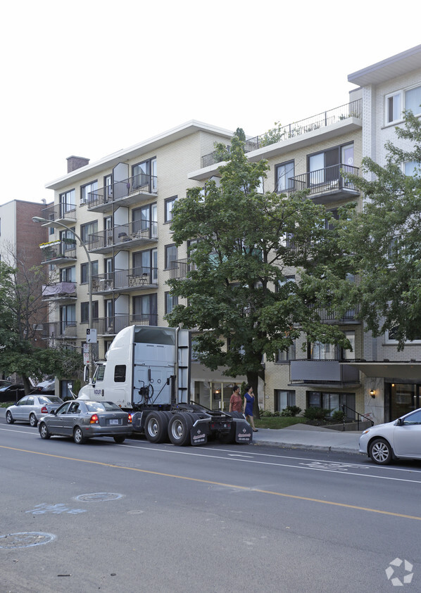 Building Photo - 3525 Édouard-Montpetit