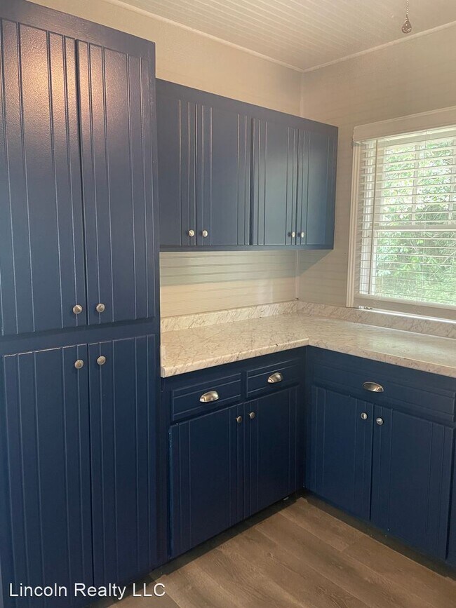 Building Photo - 2 br, 1 bath House - 815 S. Church St.*
