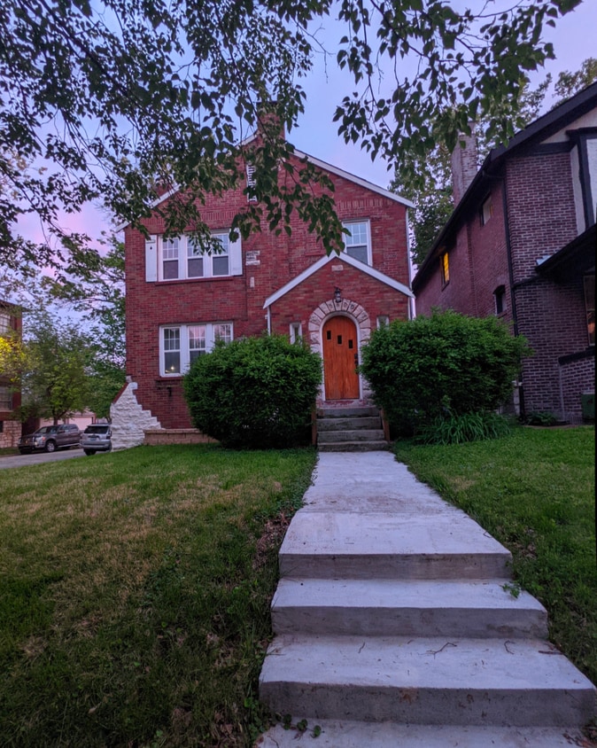 Primary Photo - 5800 Pershing Ave